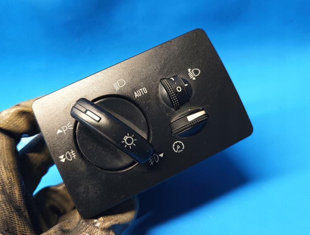 Ford Kuga Mk1 2008-2013 hatchback 2.0 TDCI diesel G6DG D4204 MT 100 kW 2008  Prepínač svetiel 7M5T13A024CA