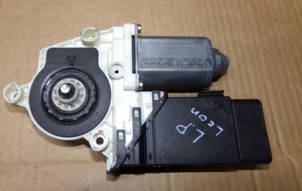 Seat Leon I 1999-2005 hatchback 1.8 20v petrol MT 92 kW 2004  Motorček okien predný ľavý 1C0959801B