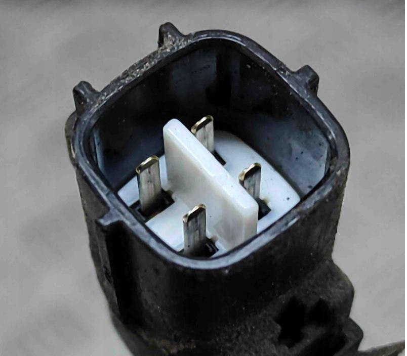 Toyota Land Cruiser J120 2002-2010 hatchback 3.0 D4D diesel AT 120 kW 2004  Zámok prednej kapoty 5351060170 23166760