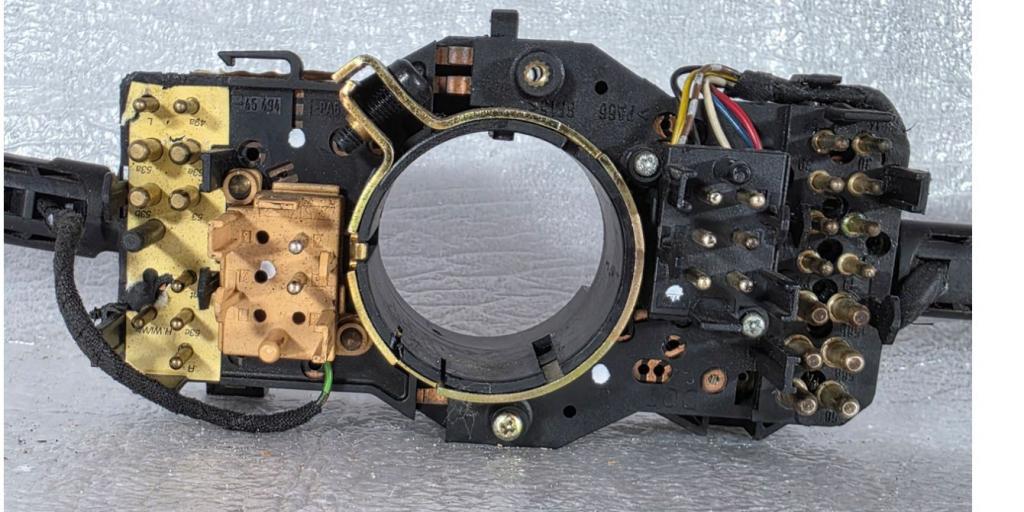 Audi A4 B5 1994-2001 sedan 1.8 T petrol AWC MT 110 kW 2000  Prepínacie páčky pod volantom 8D0953513