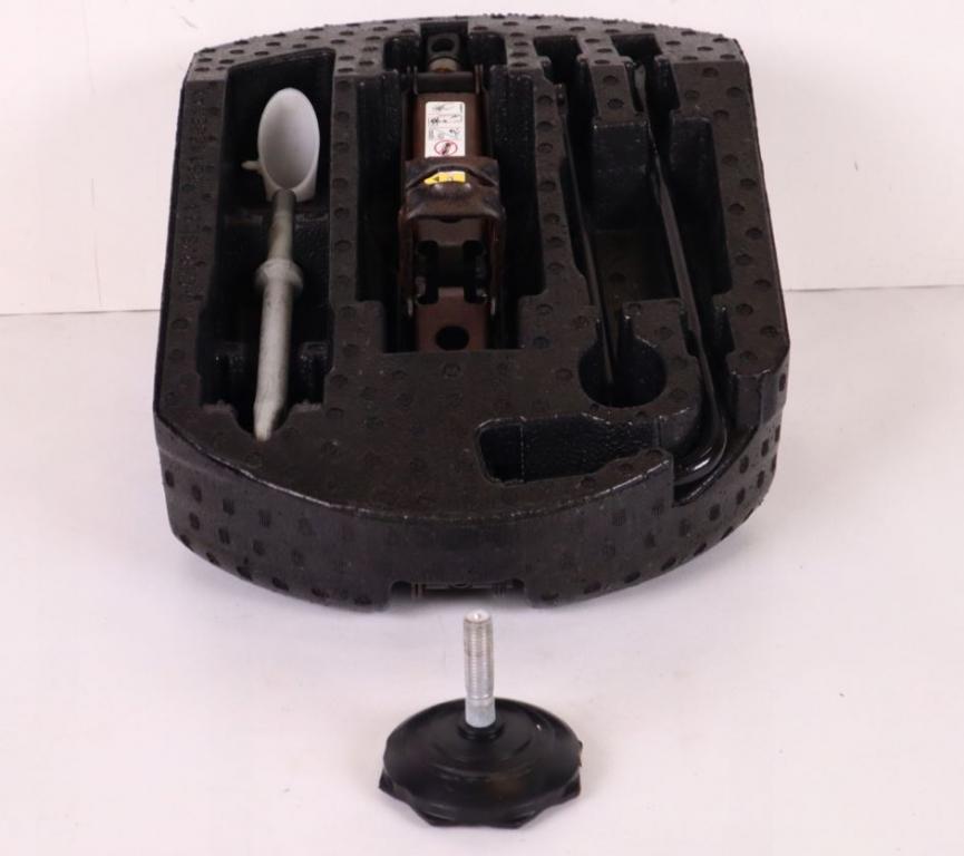 Jeep Grand cherokee WK 2004-2010 suv 4.7 petrol 170 kW 2004  Sada na výmenu rezervného kolesa 68145664AA