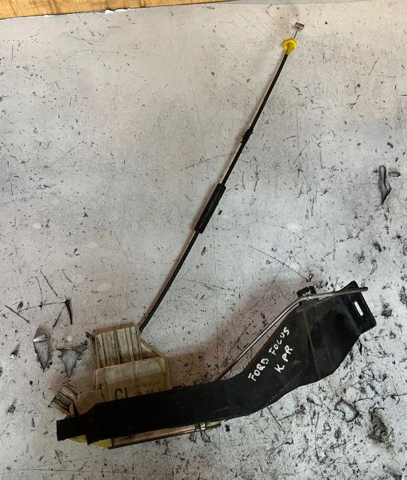 Ford Focus Mk1 1998-2004 hatchback 1.8 TDDI diesel MT 66 kW 2000  Zámok dverí predný ľavý XS41A21813CF 090401