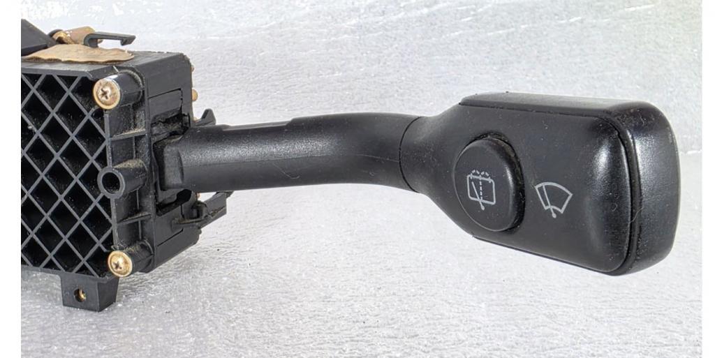 Audi A4 B5 1994-2001 sedan 1.8 T petrol AWC MT 110 kW 2000  Prepínacie páčky pod volantom 8D0953513