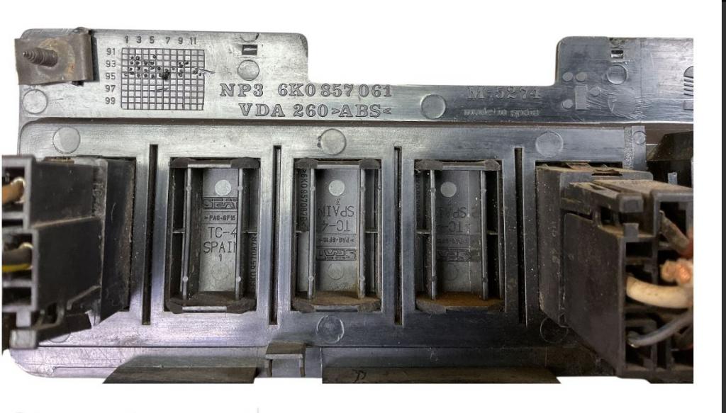 Volkswagen Polo III 6N 1994-2001 hatchback 1.0 petrol MT 33 kW 1996  Prepínač ovládania okna predný ľavý 6K0857061