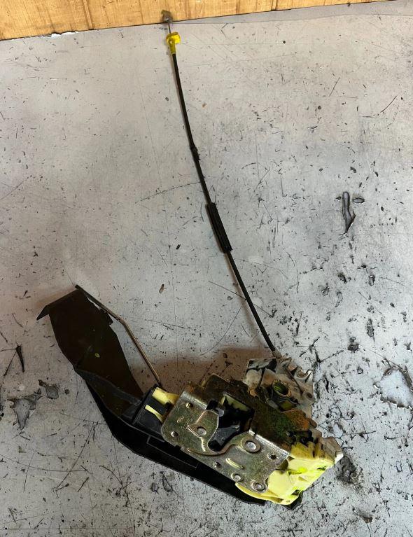 Ford Focus Mk1 1998-2004 hatchback 1.8 TDDI diesel MT 66 kW 2000  Zámok dverí predný ľavý XS41A21813CF 090401