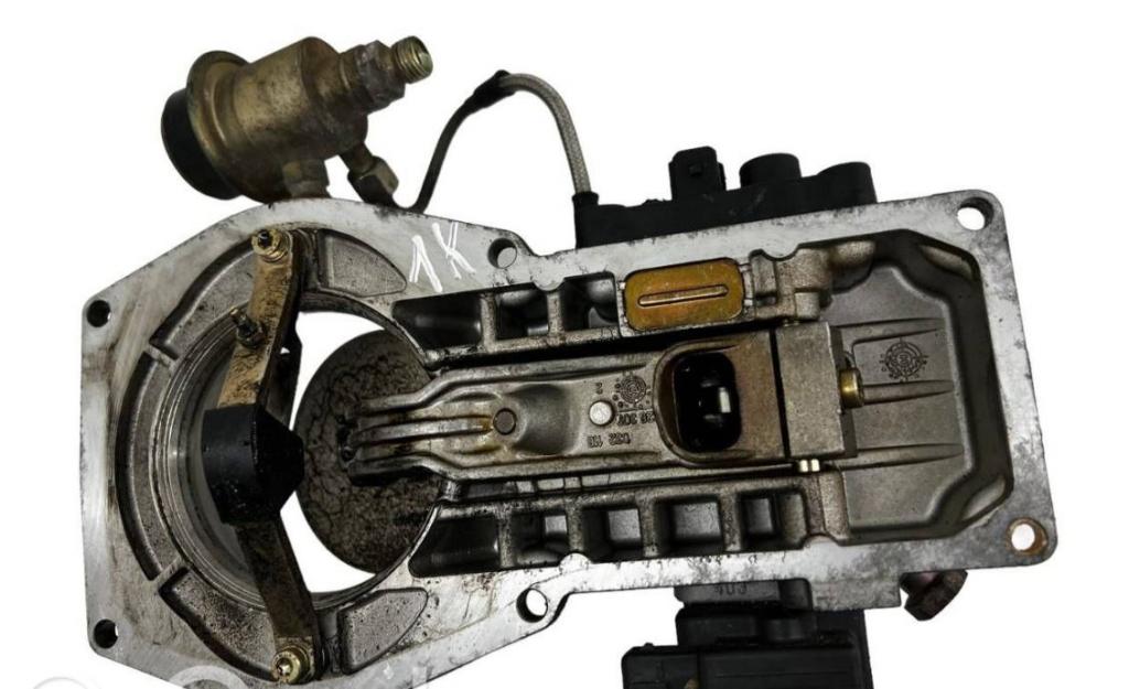 Audi 100 C4 1991-1994 sedan 2.0 petrol MT 74 kW 1991  Rozdeľovač 0438101035 0438121087 048133353