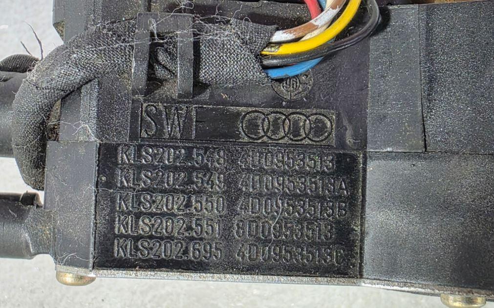 Audi A4 B5 1994-2001 sedan 1.8 T petrol AWC MT 110 kW 2000  Prepínacie páčky pod volantom 8D0953513