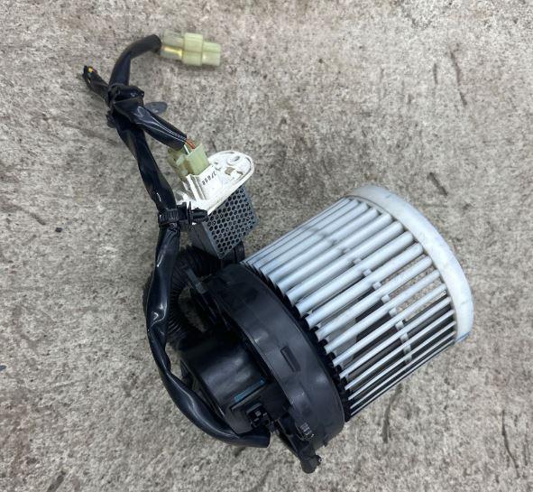 Opel Agila B 2008-2014 hatchback 1.0 petrol MT 48 kW 2008  Ventilátor kúrenia A10370b07000