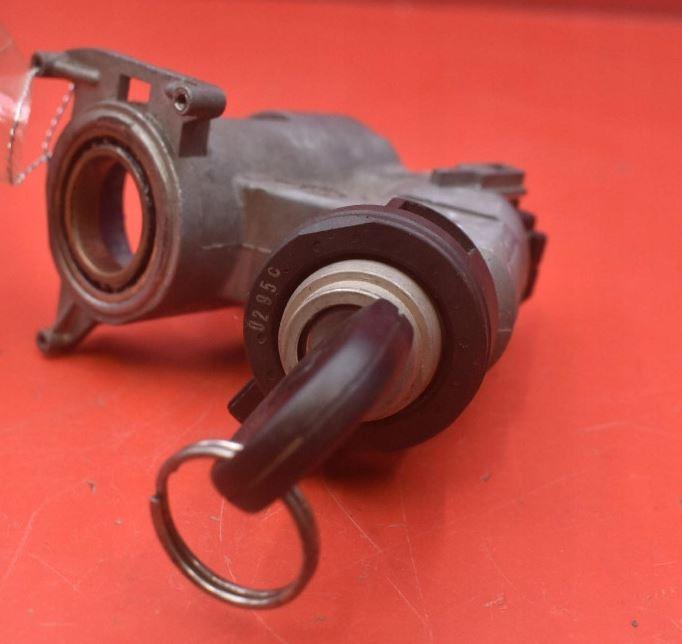 Volkswagen Caddy II 9K 1996-2004 hatchback 1.9 SDI diesel MT 47 kW 2002  Spínacia skrinka 6K0905851