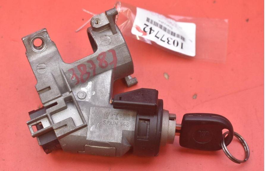 Volkswagen Caddy II 9K 1996-2004 hatchback 1.9 SDI diesel MT 47 kW 2002  Spínacia skrinka 6K0905851