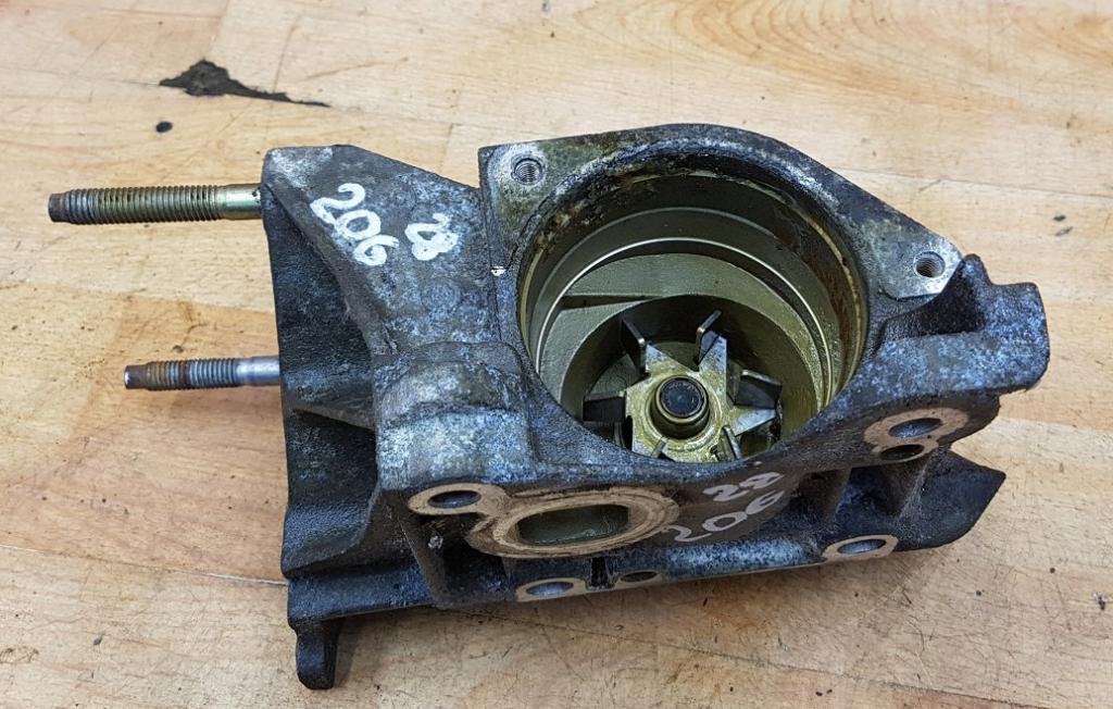 Peugeot 206 hatchback 1.1 petrol MT 44 kW 2000  Vodná pumpa 9431140021