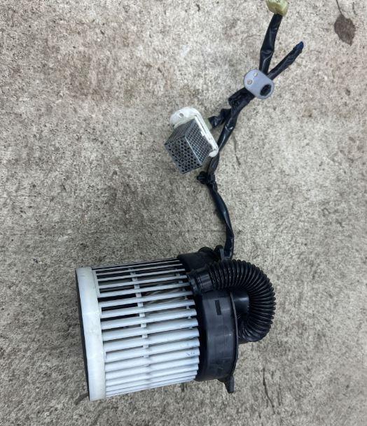 Opel Agila B 2008-2014 hatchback 1.0 petrol MT 48 kW 2008  Ventilátor kúrenia A10370b07000