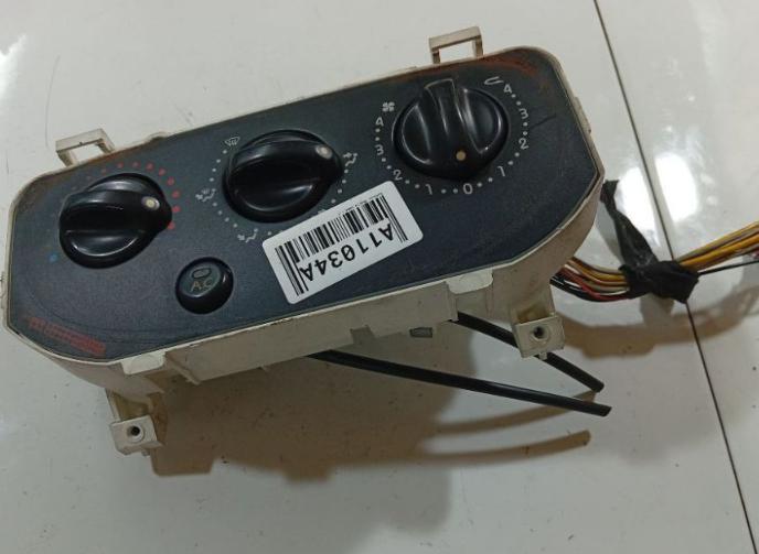 Renault Thalia I 1998-2009 sedan 1.4 8v petrol MT 55 kW 2004  Panel kúrenia/klimatizácie