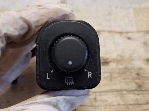 Volkswagen Golf V 2003-2009 hatchback 1.4 16v petrol MT 55 kW 2004  Prepínač nastavenia spätných zrkadiel 1K0959565A