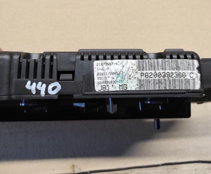 Renault Espace IV 2003-2014 hatchback 2.2 DCI diesel MT 110 kW 2005  Prístrojová doska P8200392366C