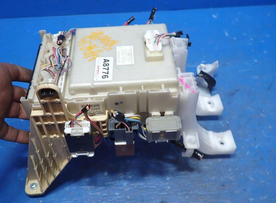 Toyota Yaris II 2005-2011 hatchback 1.0 VVTI petrol MT 51 kW 2006  Poistková skrinka 82730-0D290