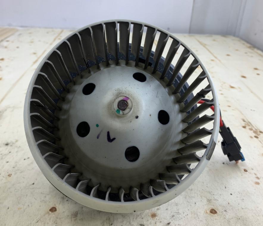 Alfa Romeo 147 hatchback 1.6 16v petrol 77 kW 2002  Ventilátor kúrenia 52421846