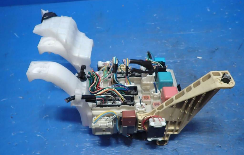 Toyota Yaris II 2005-2011 hatchback 1.0 VVTI petrol MT 51 kW 2006  Poistková skrinka 82730-0D290