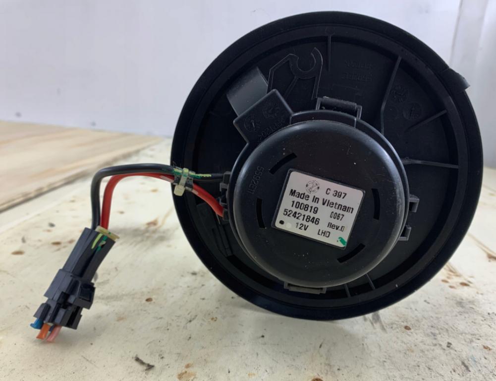 Alfa Romeo 147 hatchback 1.6 16v petrol 77 kW 2002  Ventilátor kúrenia 52421846