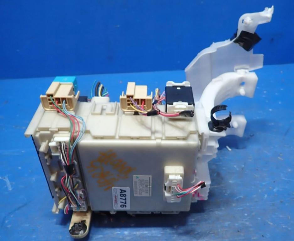 Toyota Yaris II 2005-2011 hatchback 1.0 VVTI petrol MT 51 kW 2006  Poistková skrinka 82730-0D290