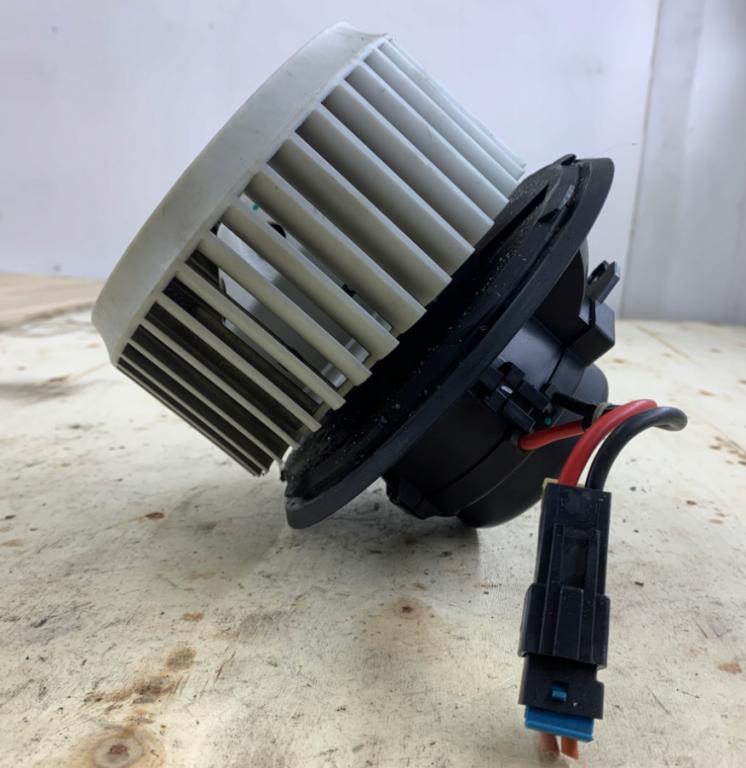 Alfa Romeo 147 hatchback 1.6 16v petrol 77 kW 2002  Ventilátor kúrenia 52421846