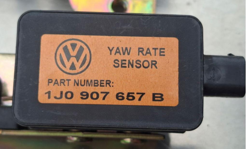 Volkswagen Golf IV 1997-2003 hatchback 1.9 TDI diesel MT 85 kW 2000  Snímač nárazu 1J0907657B 1J0907651A