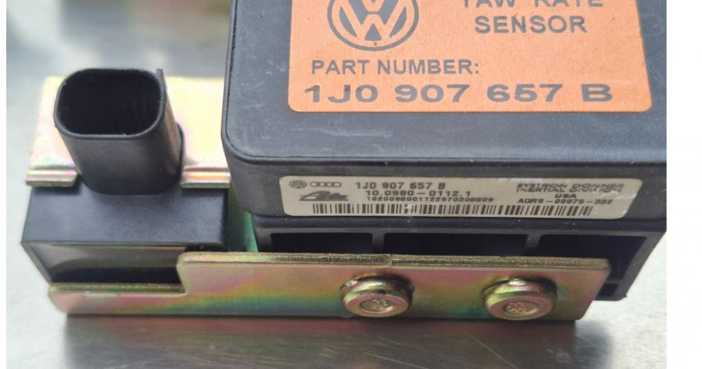 Volkswagen Golf IV 1997-2003 hatchback 1.9 TDI diesel MT 85 kW 2000  Snímač nárazu 1J0907657B 1J0907651A