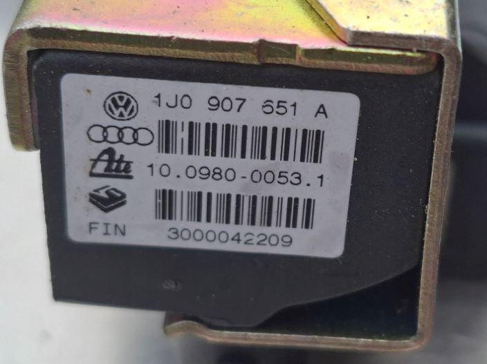 Volkswagen Golf IV 1997-2003 hatchback 1.9 TDI diesel MT 85 kW 2000  Snímač nárazu 1J0907657B 1J0907651A