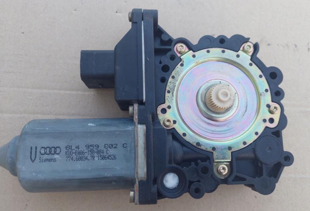 Audi A3 8L 1996-2003 hatchback 1.6 petrol MT 75 kW 2001  Motorček okien predný pravý 8L4959802C