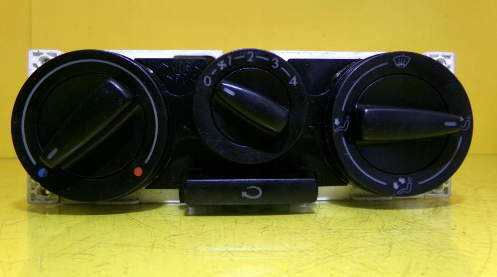 Volkswagen Golf IV 1997-2003 hatchback 1.9 TDI diesel MT 81 kW 1999  Panel kúrenia/klimatizácie 1J0819045F