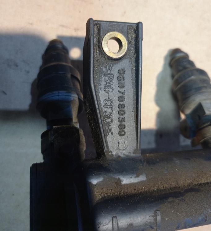 Peugeot 306 hatchback 1.6 8v petrol MT 65 kW  Vstrekovacia lišta 9607080380 0280150987