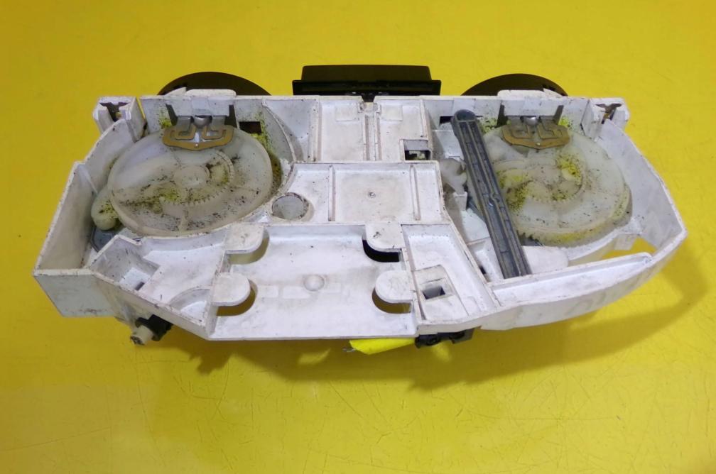 Volkswagen Golf IV 1997-2003 hatchback 1.9 TDI diesel MT 81 kW 1999  Panel kúrenia/klimatizácie 1J0819045F