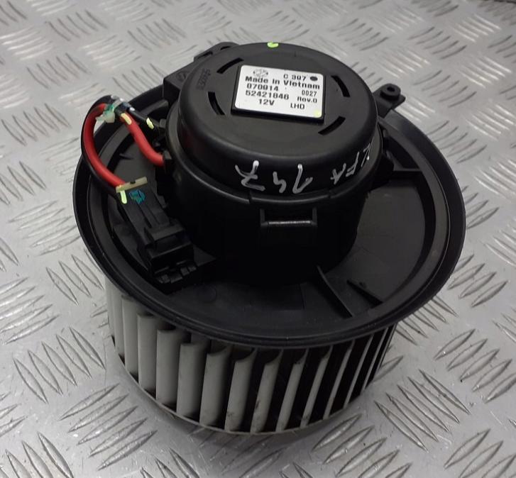 Alfa Romeo 147 hatchback 1.6 16v petrol 77 kW 2004 Ventilátor kúrenia 52421846