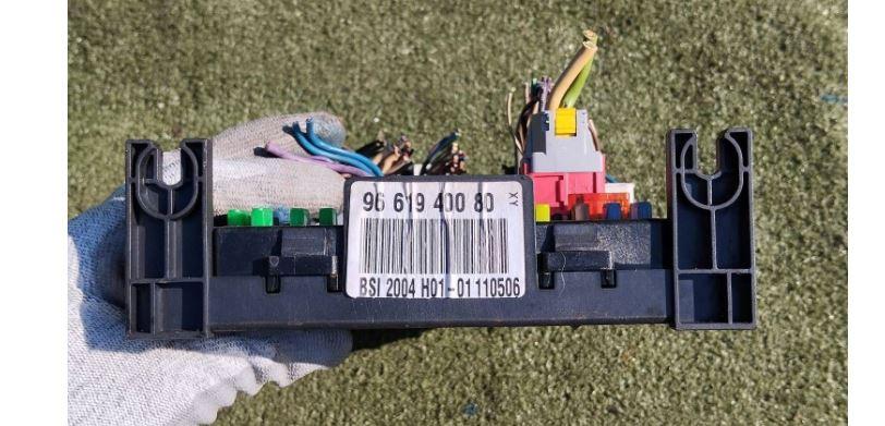 Peugeot 307 combi 2.0 HDI diesel MT 100 kW 2005  Poistková skrinka 9661940080