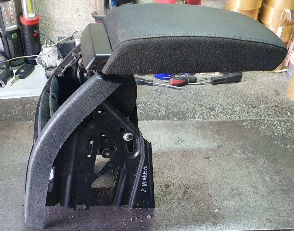 Skoda Octavia II 2004-2013 hatchback 1.9 TDI diesel MT 77 kW 2005  Lakťová opierka 1Z0864207