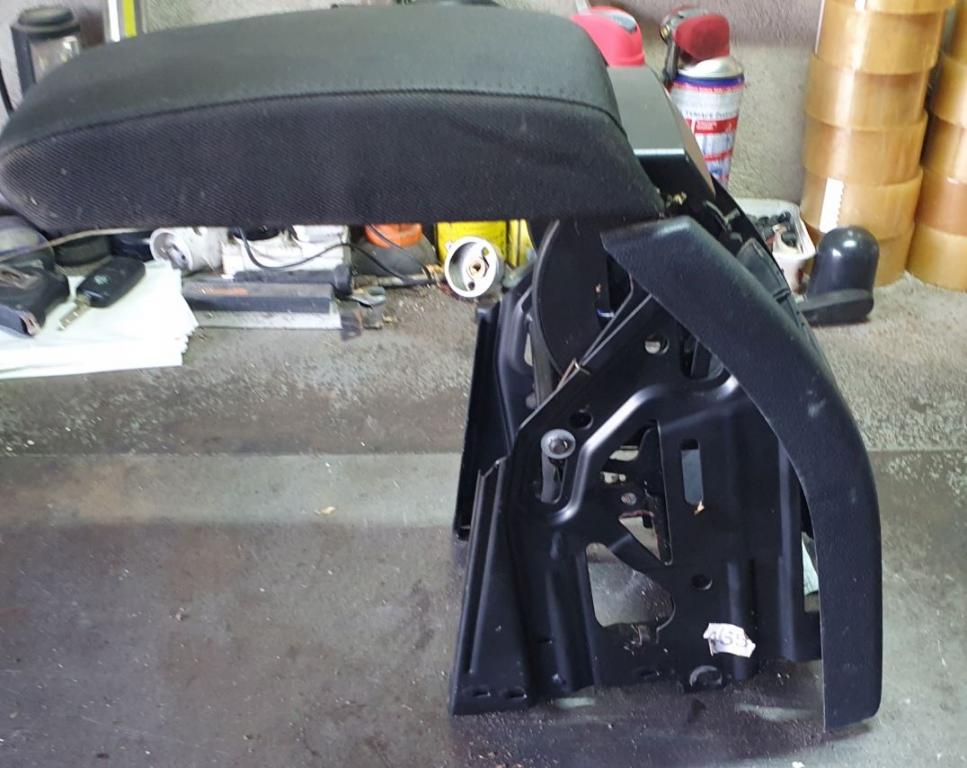 Skoda Octavia II 2004-2013 hatchback 1.9 TDI diesel MT 77 kW 2005  Lakťová opierka 1Z0864207