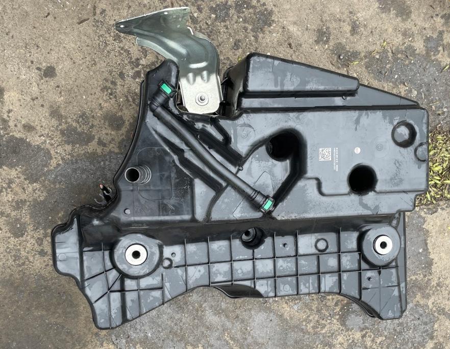 Mercedes E W213 2016- Nádrž AdBlue A2134705402