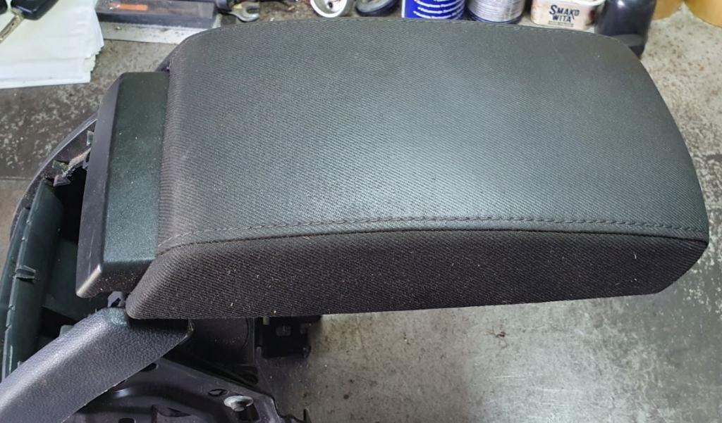 Skoda Octavia II 2004-2013 hatchback 1.9 TDI diesel MT 77 kW 2005  Lakťová opierka 1Z0864207