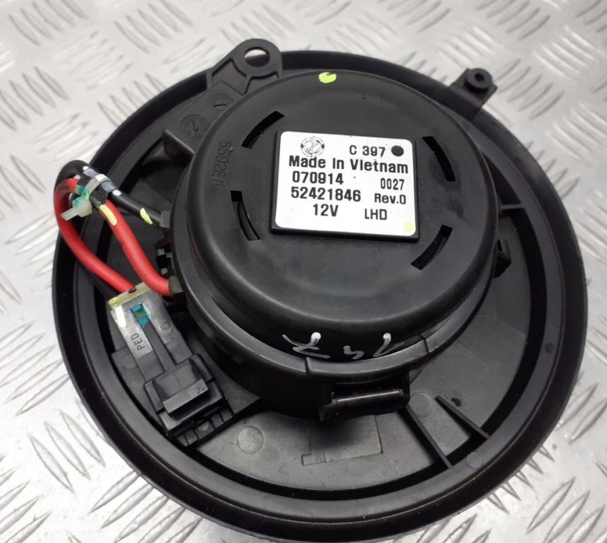 Alfa Romeo 147 hatchback 1.6 16v petrol 77 kW 2004 Ventilátor kúrenia 52421846