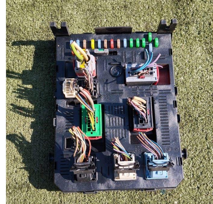 Peugeot 307 combi 2.0 HDI diesel MT 100 kW 2005  Poistková skrinka 9661940080