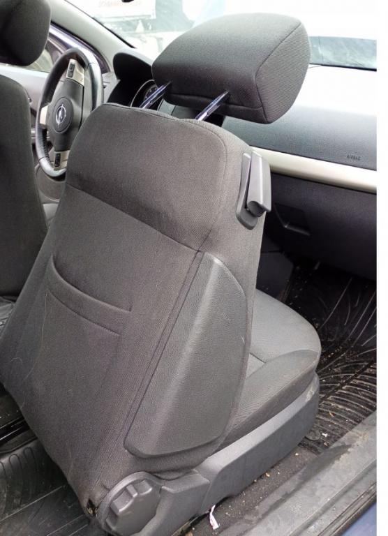 Opel Astra III GTC 2004-2014 hatchback 1.6 16v petrol MT 85 kW 2010  Sedadlo predné pravé