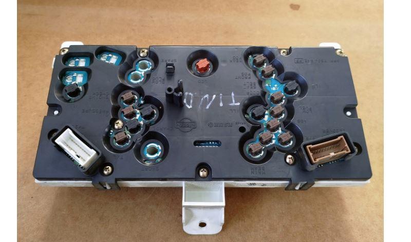 Nissan Almera tino hatchback 1.8 16v petrol MT 84 kW 2002  Prístrojová doska BU006