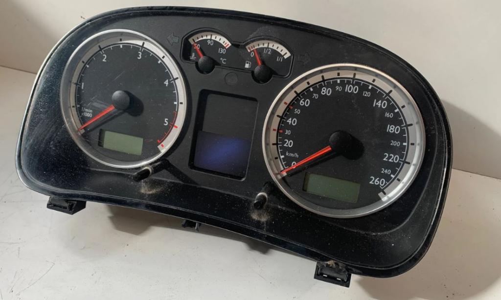 Volkswagen Golf IV 1997-2003 hatchback 1.9 TDI diesel MT 81 kW 1999  Prístrojová doska 1J5920825C 110080085004