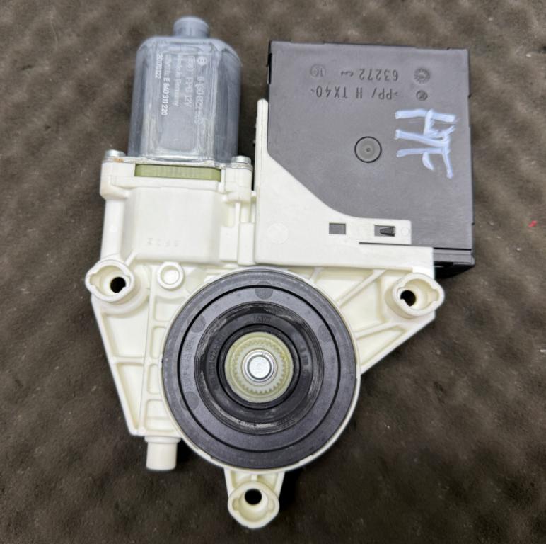 Volkswagen 2017 Motorček okien predný pravý 5K0959792 2K5959702