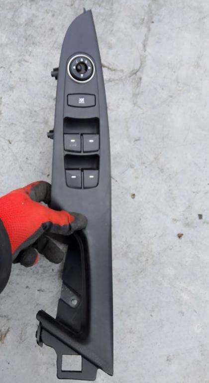 Hyundai I30 II 2012-2016 hatchback 1.4 16v petrol MT 73.6 kW 2016  Prepínač ovládania okna predný ľavý 93570-A6060