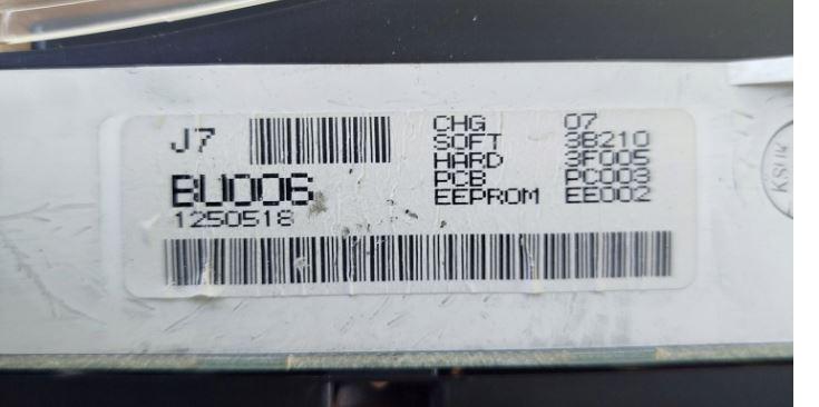 Nissan Almera tino hatchback 1.8 16v petrol MT 84 kW 2002  Prístrojová doska BU006