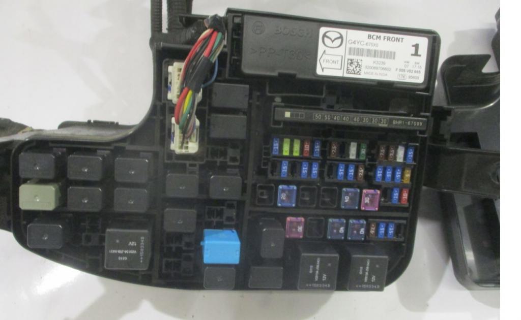 Mazda 3 III BM 2013-2018 sedan 2.0 16v petrol MT 114 kW 2016  Poistková skrinka G4YC-675X0 BHR1-66767