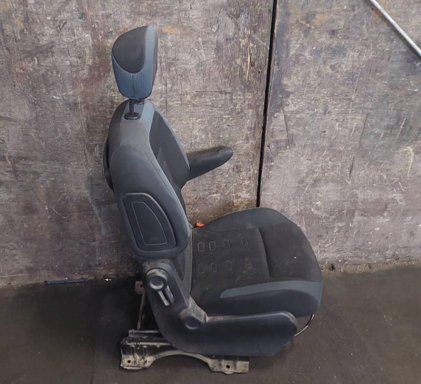 Citroen Berlingo II 2008-2018 hatchback 1.6 16v petrol MT 66 kW 2009  Sedadlo predné pravé