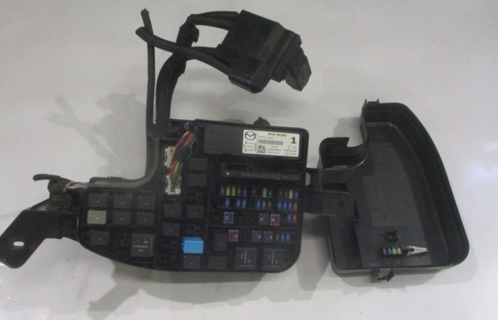 Mazda 3 III BM 2013-2018 sedan 2.0 16v petrol MT 114 kW 2016  Poistková skrinka G4YC-675X0 BHR1-66767