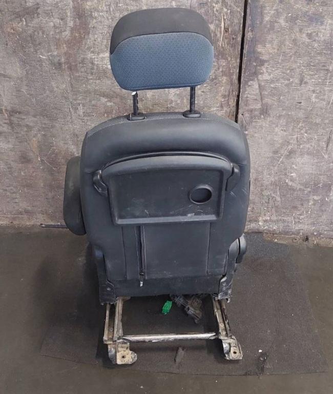 Citroen Berlingo II 2008-2018 hatchback 1.6 16v petrol MT 66 kW 2009  Sedadlo predné pravé